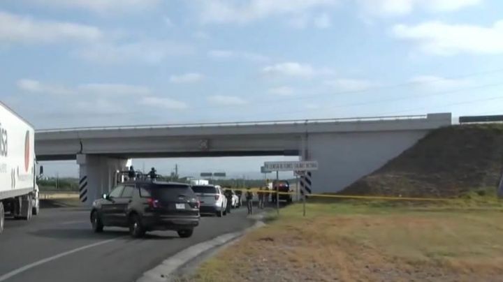 Aterrorizan en Ciénega de Flores: cuelgan cuerpo semidesnudo de hombre en puente