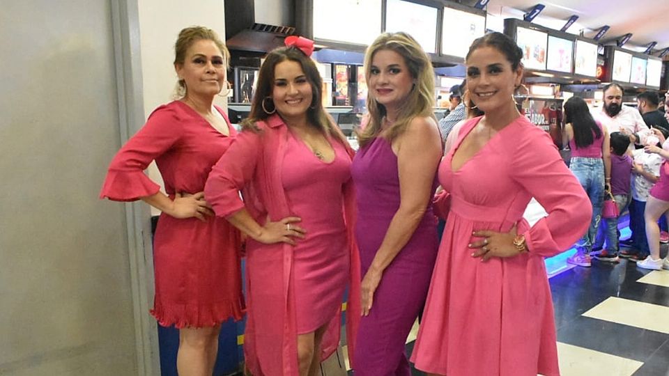 Las hermanas Mendoza acudieron juntas, todas vestidas de rosa, a la sala de cine