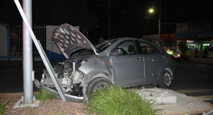 Se trepa hasta el camellón por evitar choque contra otro vehículo en el Bulevar Loma Real