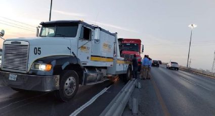 Camión de la Coca se estrella contra barandal en la Carretera Aeropuerto y lo derriba