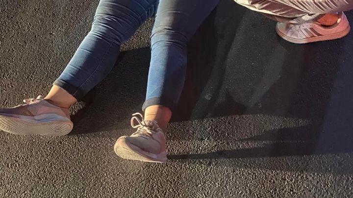 Conductor atropella a joven y se da a la huida, dejándola en el suelo | VIDEO