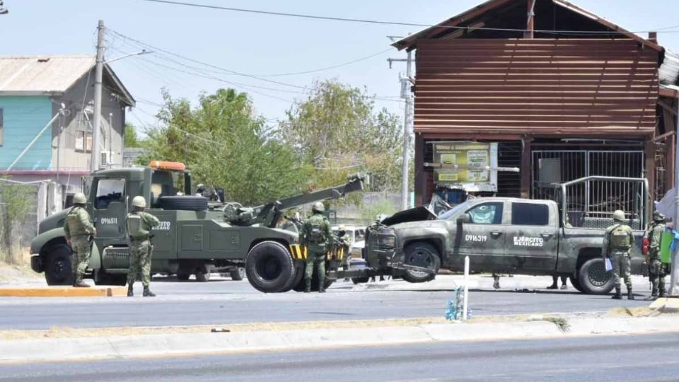 Camioneta militar termina impactada en el costado de una camioneta comercial