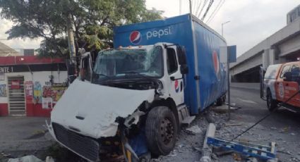 Chofer de Pepsi atropella y mata a dos peatones que esperaban camión; se quedó sin frenos