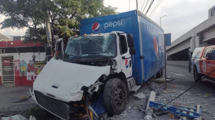 Chofer de Pepsi atropella y mata a dos peatones que esperaban camión; se quedó sin frenos