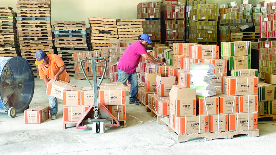 Los libros de texto ya están llegando al almacén.