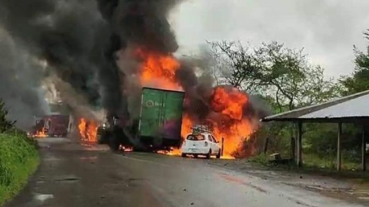 Incendian 13 tráileres en carretera de Veracruz; protestan por asesinato de activista