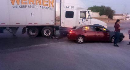 Matrimonio se impacta contra un tráiler en la Carretera Aeropuerto