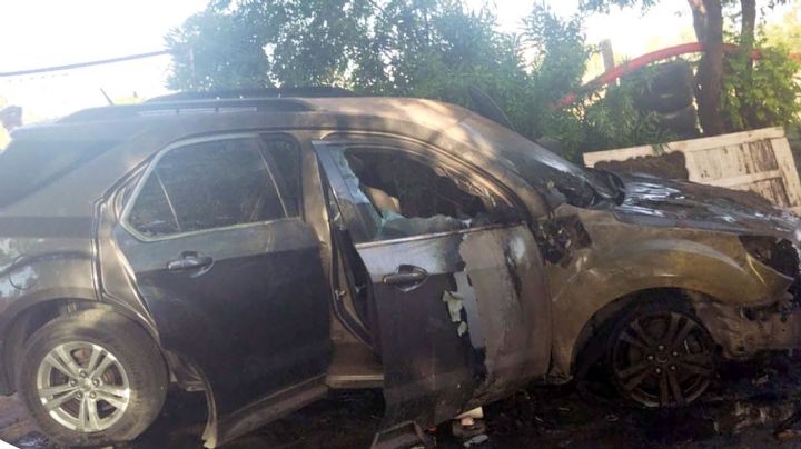 Camioneta estacionada arde en llamas; la posible causa, un cortocircuito