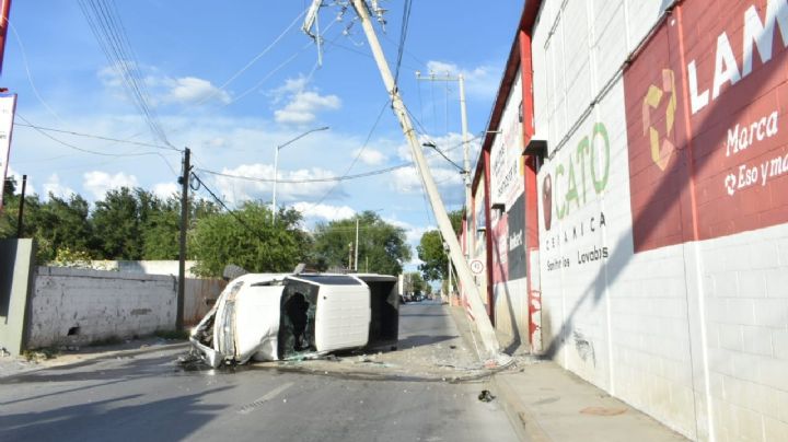 Volcadura en la avenida López de Lara y Venezuela deja una mujer lesionada y negocios sin luz
