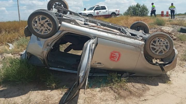Tras choque volcadura, dos personas terminan en el hospital