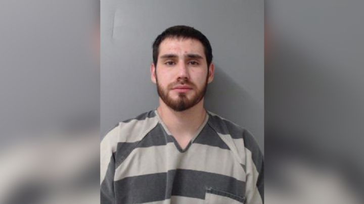 Lo buscan en Laredo, Texas por agredir a su mamá y policías con barra de pesas
