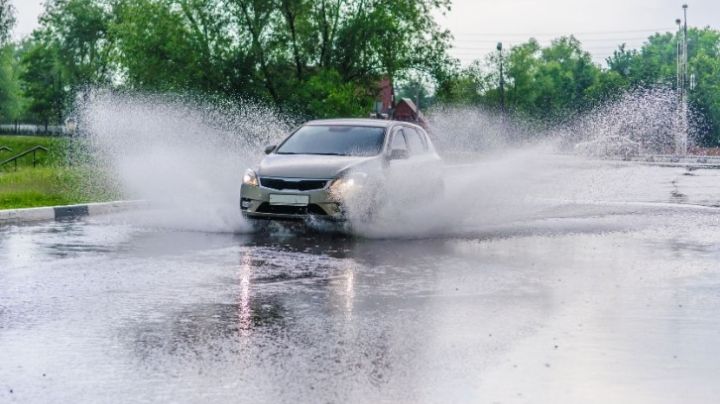 ¿Por qué es importante lavar tu automóvil después que ha llovido?