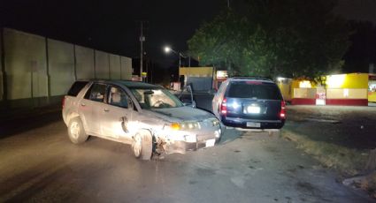 Borracho choca contra camioneta estacionada; tránsitos se lo llevan detenido