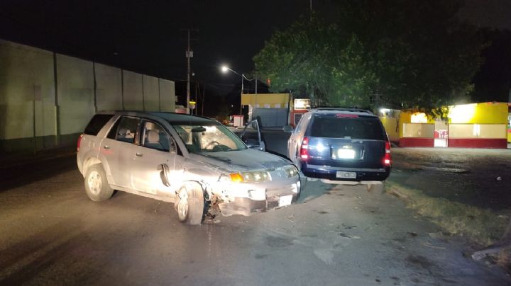 Borracho choca contra camioneta estacionada; tránsitos se lo llevan detenido