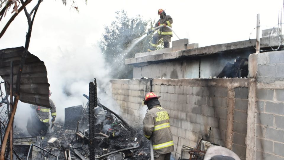 El incendio habría iniciado en la parte trasera de la casa.