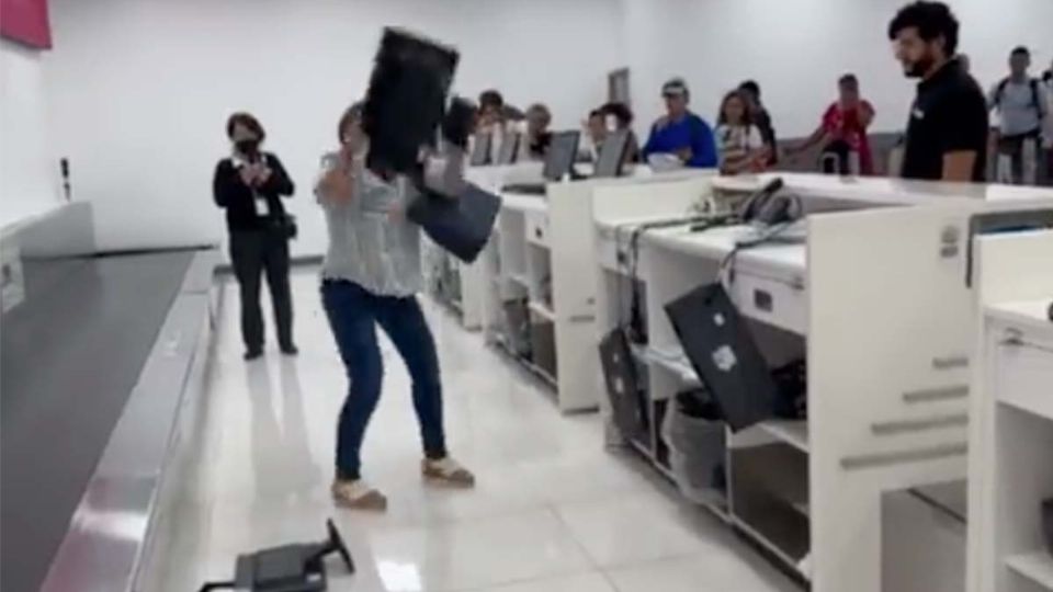 Mujer enojada destruye equipo del aeropuerto