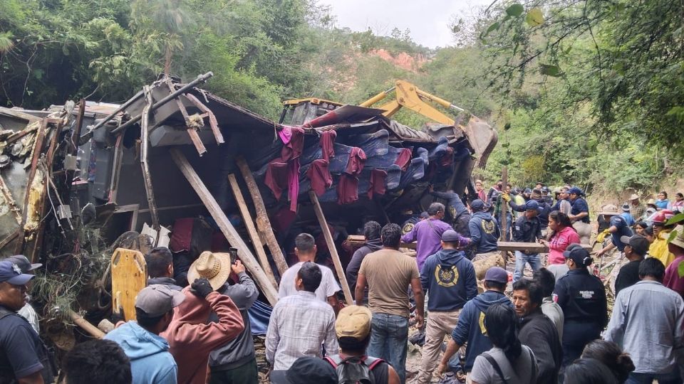 Terrible tragedia en Oaxaca, mueren 27 personas tras volcar autobús.