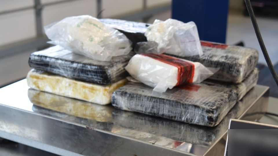 Un agente de CBP se declaró culpable de recibir 20 kilos de cocaína en el estacionamiento de una tienda de Weslaco, Texas, droga iba al fondo de una caja de frutas “que le regalaron”.