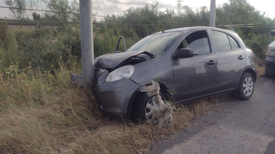 El conductor y la unidad resultaron severamente dañados por el volantazo al tratar de evitar un accidente con otro conductor