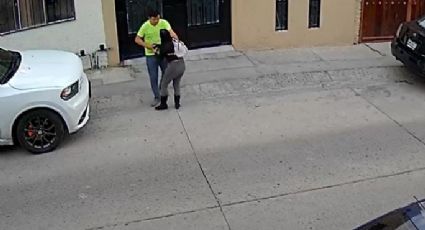 ‘¡Te juro que no tengo nada!’; hombre apuñala en el corazón a una mujer en plena calle | VIDEO