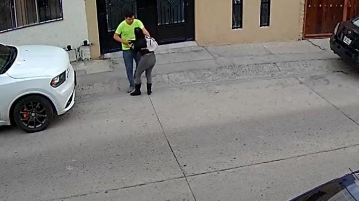 ‘¡Te juro que no tengo nada!’; hombre apuñala en el corazón a una mujer en plena calle | VIDEO