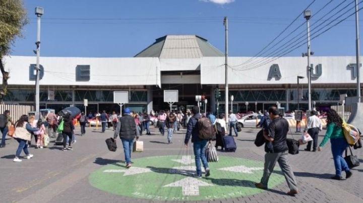 Mueren seis personas en volcadura de autobús, entre ellas un niño, en autopista México-Querétaro
