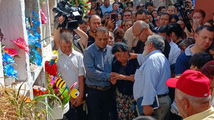 '¿Por qué a ella, Dios mío?'; sepultan a Milagros con lágrimas y mucho dolor en León