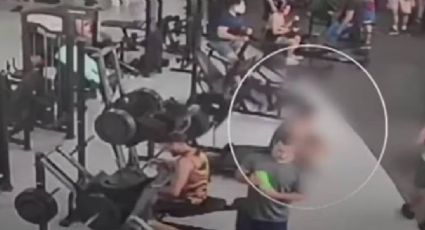 Aparato de gimnasio le parte la columna mientras se ejercitaba; fuerte VIDEO