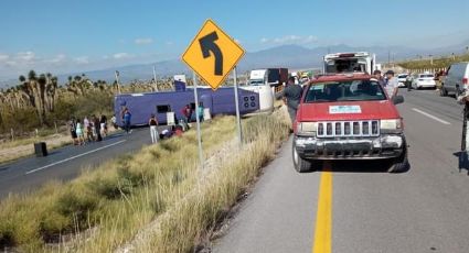 Vuelca camión de pasajeros en carretera 54 a Zacatecas; hay 8 lesionados