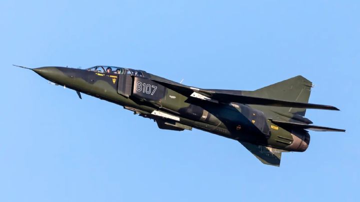 Piloto texano estrella su avión de caza contra departamentos durante exhibición aérea | VIDEOS