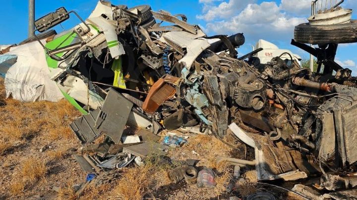 ¡Milagro en la Mex 2!: conductor provoca choque brutal de tráileres y vuelca, pero sale ileso