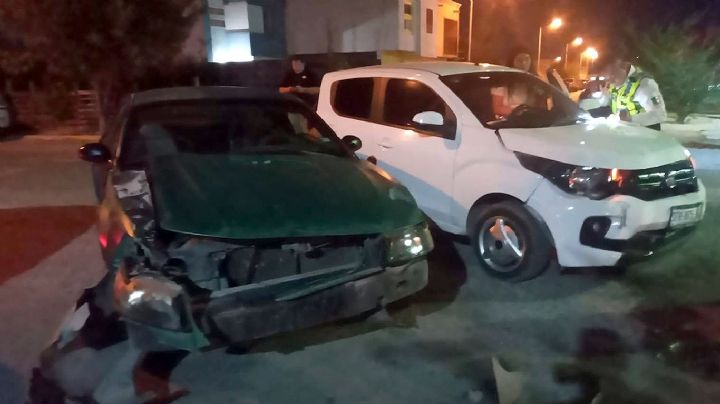 Le chocan Mustang y acaba multado por manejar borracho, en la colonia Los Cántaros