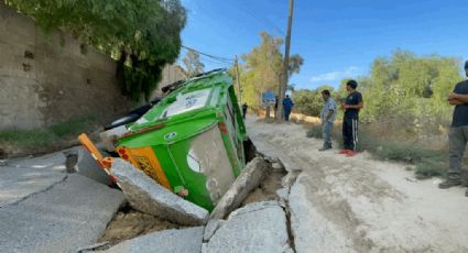 ¡Se lo tragó la tierra!, un socavón engulle un camión de basura | VIDEO