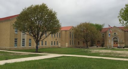 Hallan a adolescente colgada de árbol en preparatoria de Austin, Texas