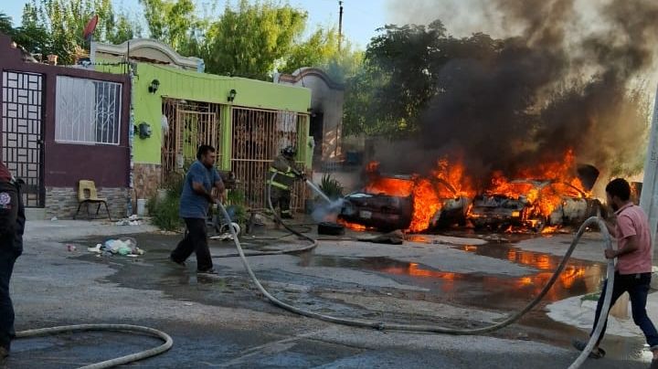 Consume fuego dos autos y fachada de una casa en colonia Valles del Paraíso