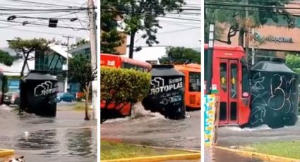 Tinaco arrastrado por fuertes corrientes choca contra dos autobuses en Guadalajara | VIDEO