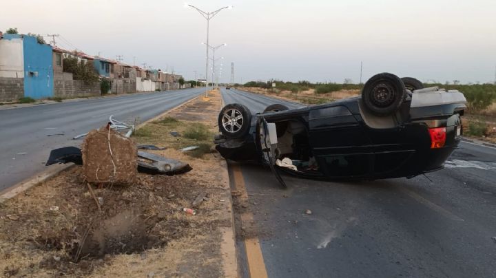 Choca contra poste de alumbrado, vuelca y abandona su camioneta en Bulevar Municipio Libre