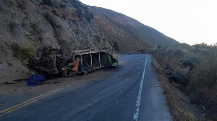 Camión cae al abismo y mata a 13 pasajeros; se precipitó más de 200 metros