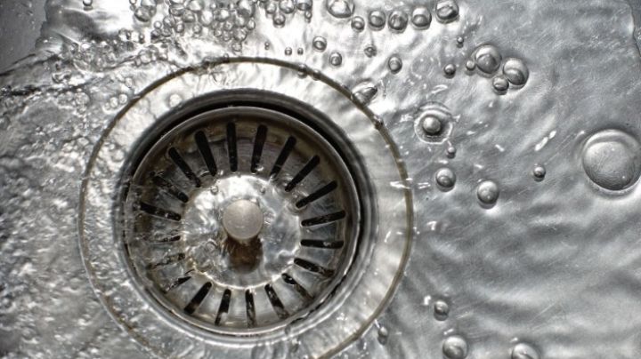 Trucos sencillos para eliminar el mal olor de las coladeras de cocina, patio y baños