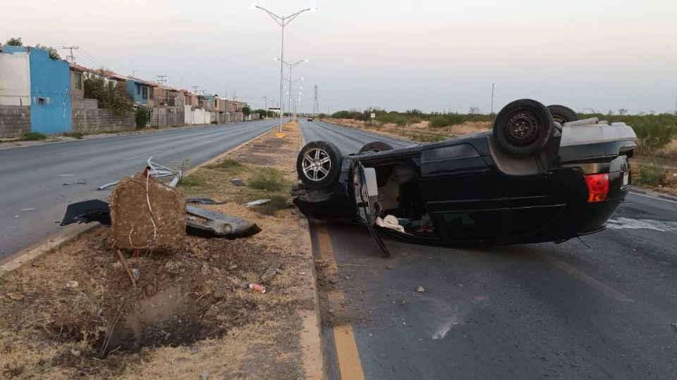 El coche quedó volcado.