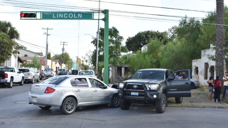 En el siniestro, dos vehículos fueron afectados en el choque inicial, mientras otro fue dañado de rebote por el impacto