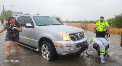 Tránsitos ayudan a ciudadanos a remolcar vehículos varados por lluvias | FOTOS