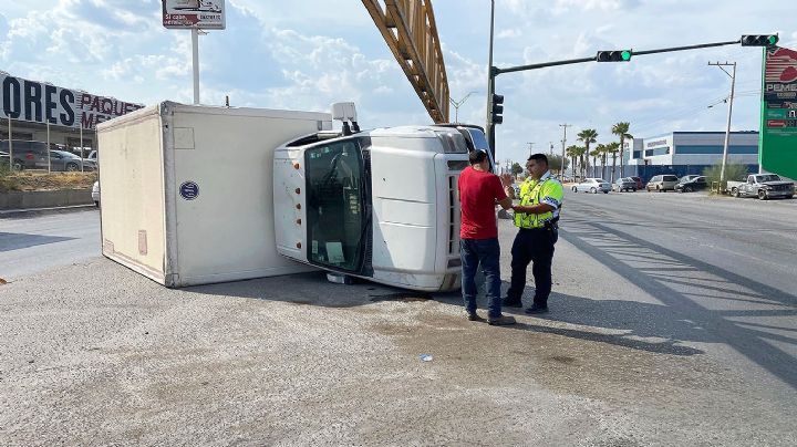 Camión se vuelca tras chocar contra barrera metálica, en la colonia Los Fresnos
