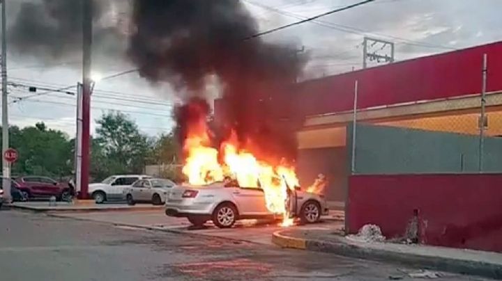 ¡Dantesco incendio!: mecánico manejaba el auto de su cliente y se le incinera en un Oxxo | VIDEO