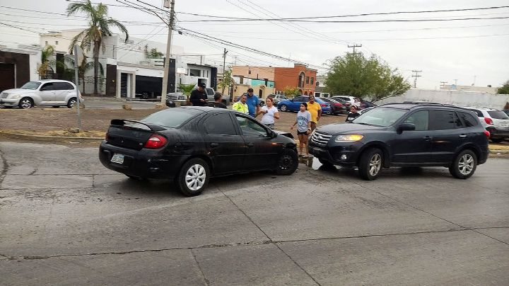 Mujer se mete en contra y choca de frente a otra joven, en la colonia La Fe