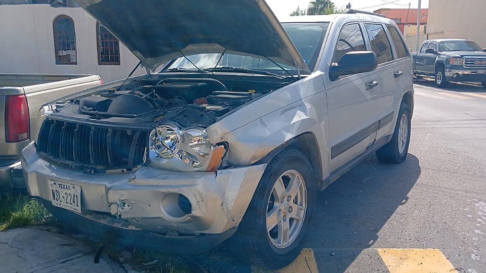 La mujer salió con su Jeep dañado