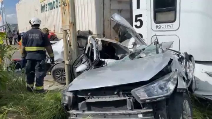 Tráiler se queda sin frenos y aplasta auto; conductora se salva de milagro