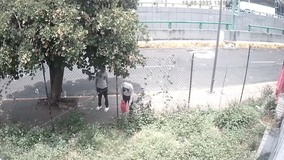 En el video se ve el momento en que una pareja abandona al bebé.