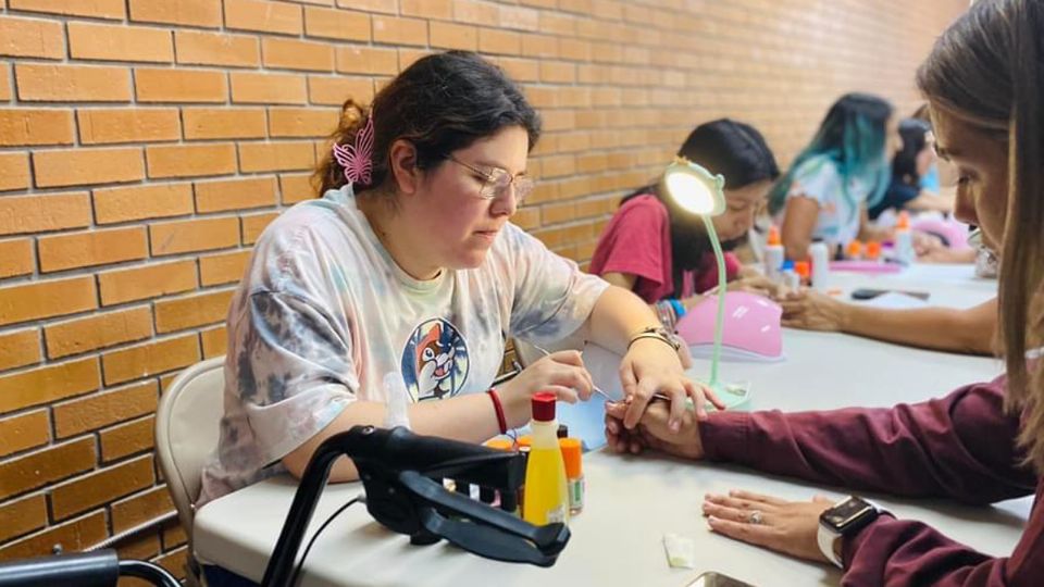 Inmujer organizó un taller de uñas