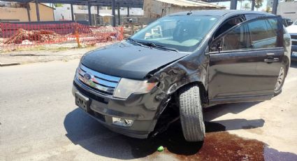 Abuelo choca camioneta estacionada tras perder el control, en la colonia Juárez